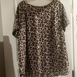 Ava & Vic cute top. The buttons go down the back of the top